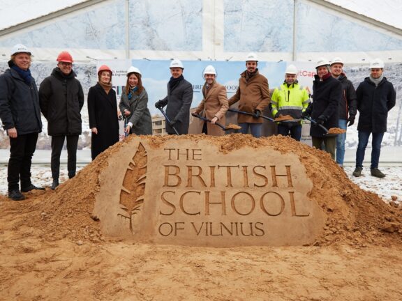 British School of Vilnius mokyklos bendruomenė iškilmingai įkasė laiko kapsulę &#8211; pradedamos tarptautinės mokyklos statybos VCIIP